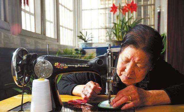 七八十年代的缝纫机，现在能值多少钱？为何很多人说后悔扔掉了？