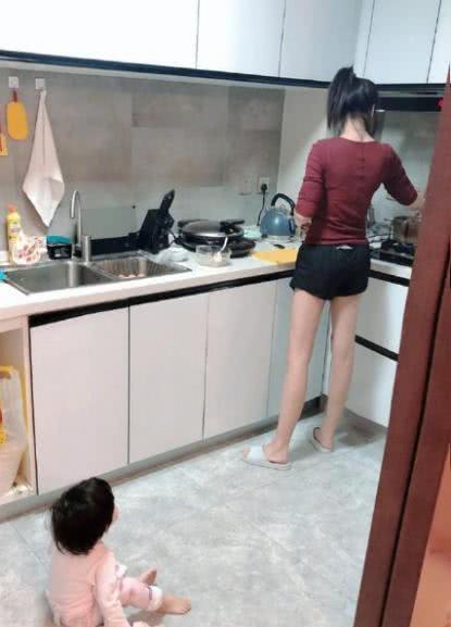 杜若溪宅家带娃研究美食，大长腿抢镜，肉肉乖巧进食呆萌可爱
