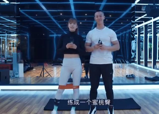谭维维发布了新一期健身视频，动作专业器材简单