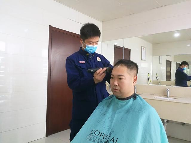 “蓝朋友”自购千元器材自学成理发师,今成大忙人