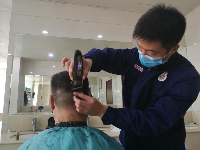 “蓝朋友”自购千元器材自学成理发师,今成大忙人