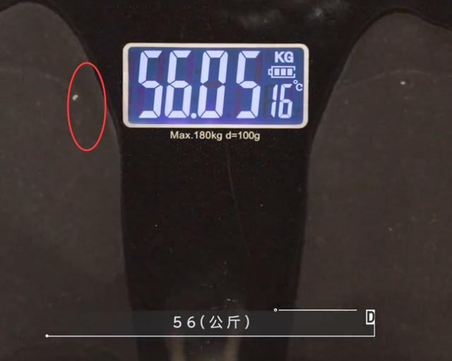 千玺脱掉鞋上体重秤,露出袜子那一刻,你可是个男明星啊!