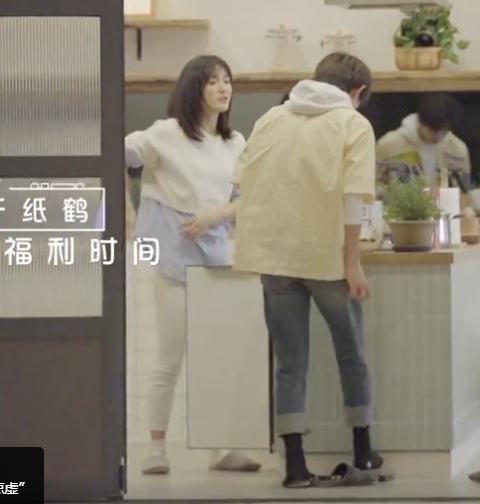 千玺脱掉鞋上体重秤,露出袜子那一刻,你可是个男明星啊!