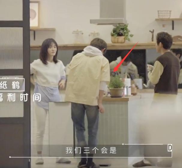 千玺脱掉鞋上体重秤,露出袜子那一刻,你可是个男明星啊!