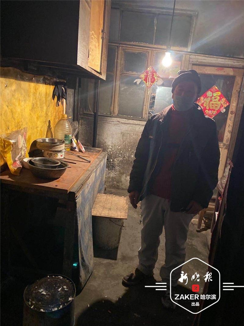 外地返哈没有居住证明回不去住所,民警帮收废品老人回家