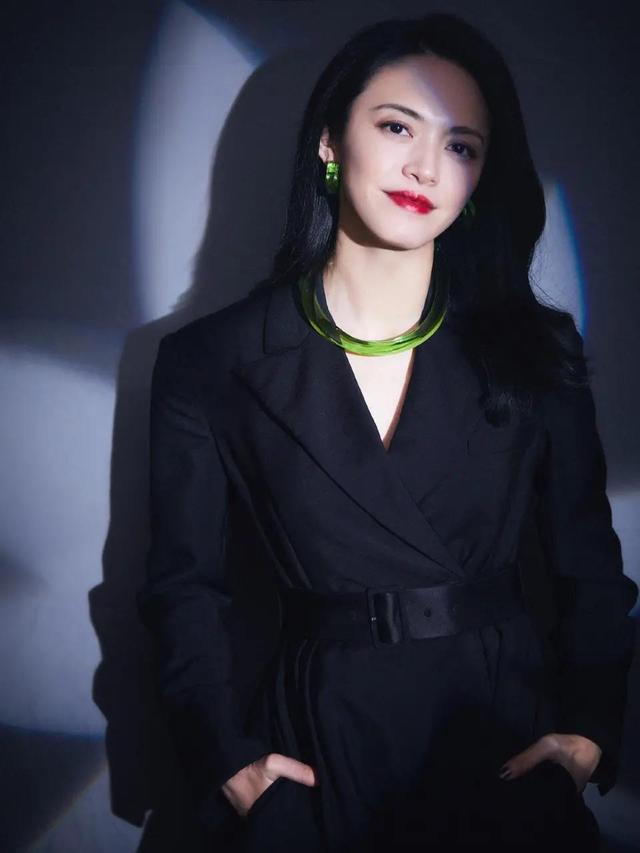 姚晨这高级感无敌了，穿西装连衣裙+戴塑胶圈，不俗反而优雅洋气