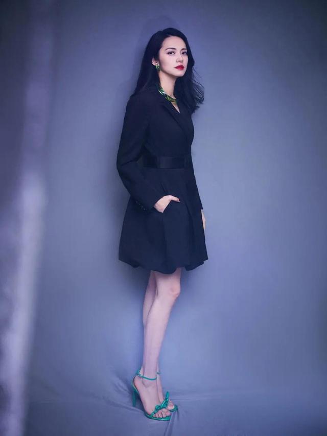 姚晨这高级感无敌了，穿西装连衣裙+戴塑胶圈，不俗反而优雅洋气