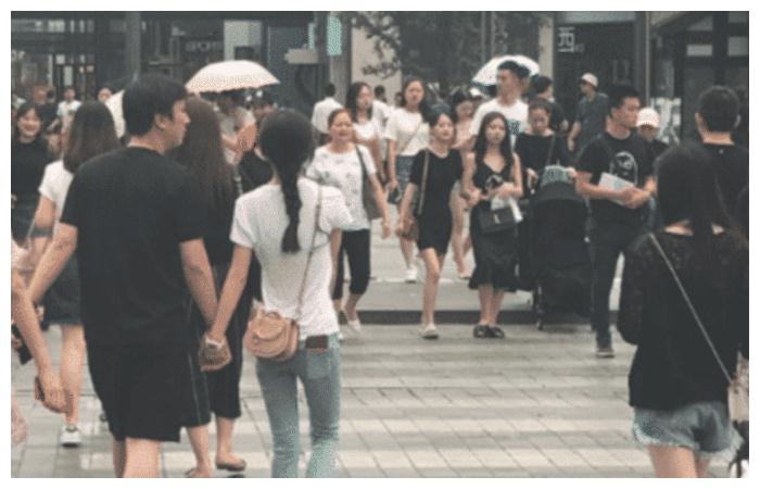 她是王思聪时间最长的女友，当看到照片后，“雕塑”身材果然不是