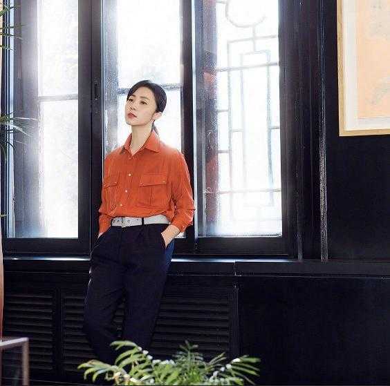 孙莉半身裙的长度控制在膝盖上方，露出一双美腿，非常亮眼