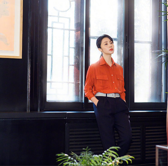 孙莉半身裙的长度控制在膝盖上方，露出一双美腿，非常亮眼