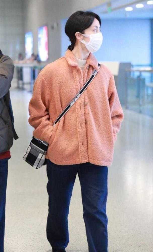 孙莉半身裙的长度控制在膝盖上方，露出一双美腿，非常亮眼