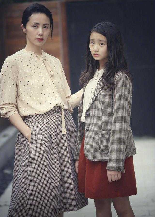 孙莉半身裙的长度控制在膝盖上方，露出一双美腿，非常亮眼