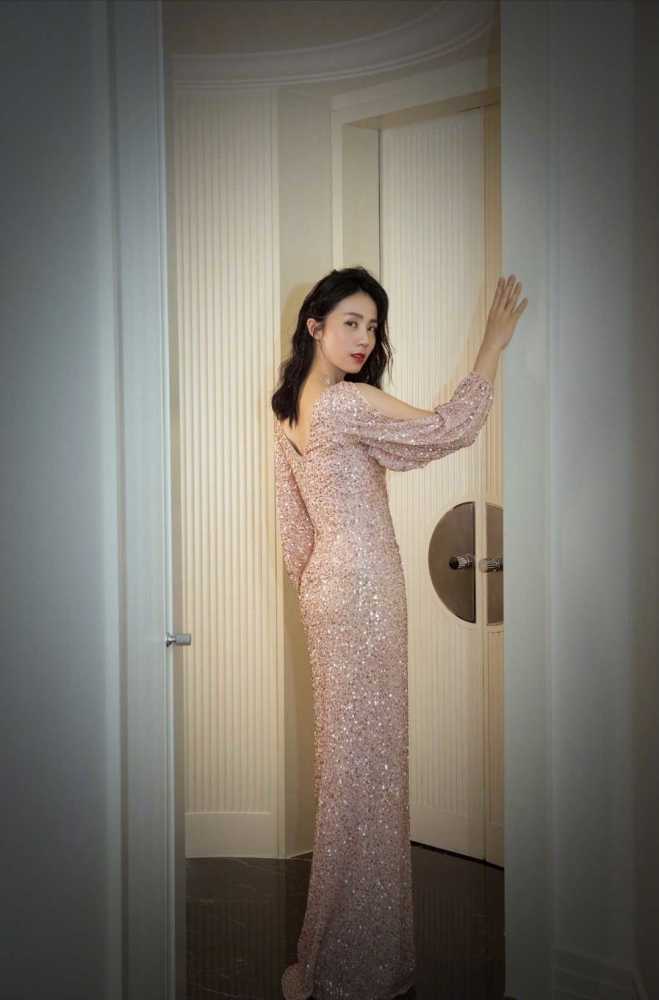 孙莉半身裙的长度控制在膝盖上方，露出一双美腿，非常亮眼