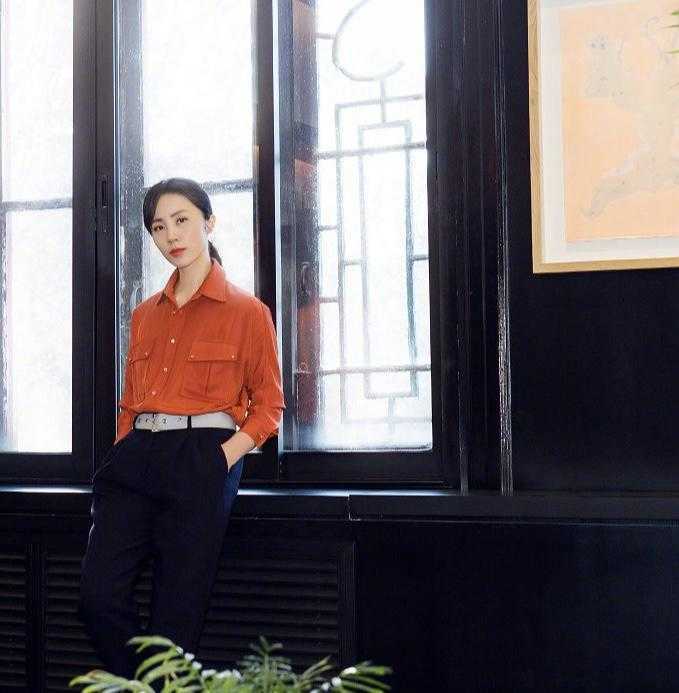 孙莉半身裙的长度控制在膝盖上方，露出一双美腿，非常亮眼