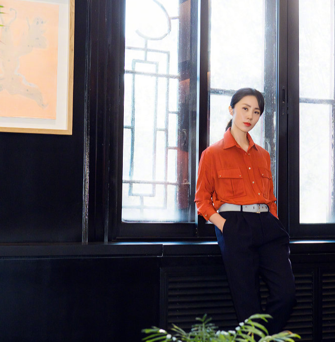 孙莉半身裙的长度控制在膝盖上方，露出一双美腿，非常亮眼