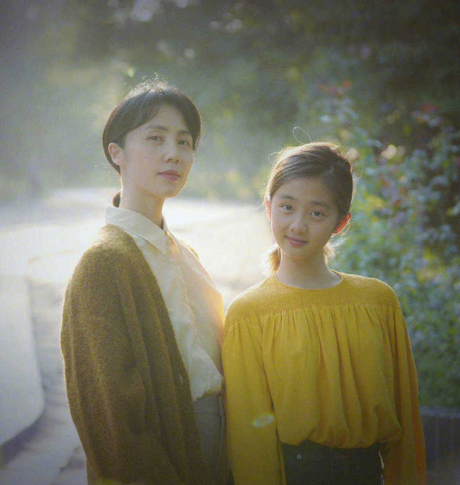 孙莉半身裙的长度控制在膝盖上方，露出一双美腿，非常亮眼