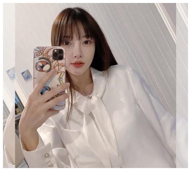 李小璐正式复工拍最新写真，穿木耳边衬衫配紧身牛仔腰细腿长