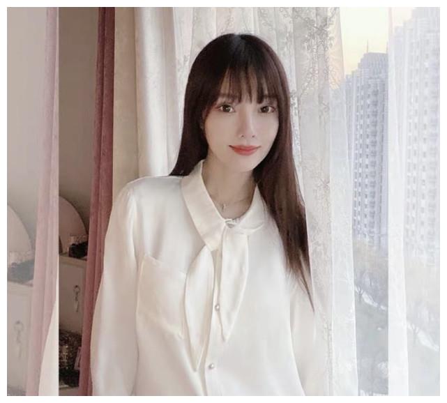 李小璐正式复工拍最新写真，穿木耳边衬衫配紧身牛仔腰细腿长