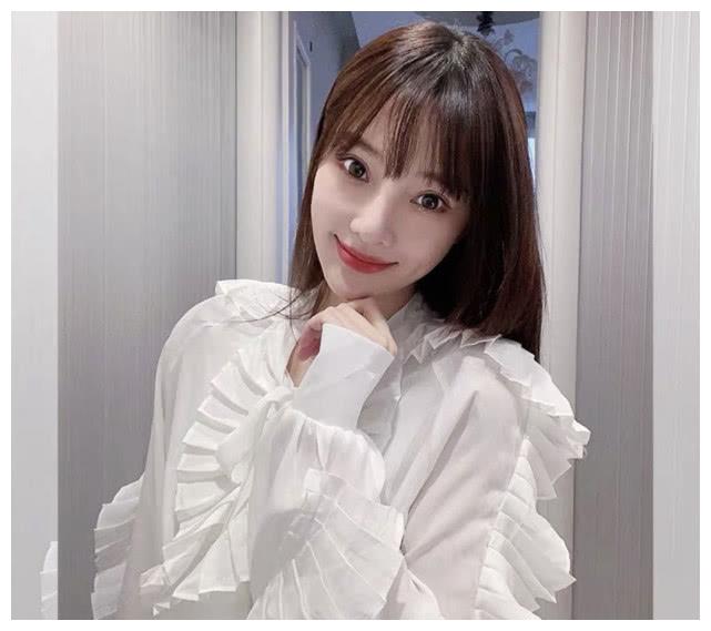 李小璐正式复工拍最新写真，穿木耳边衬衫配紧身牛仔腰细腿长