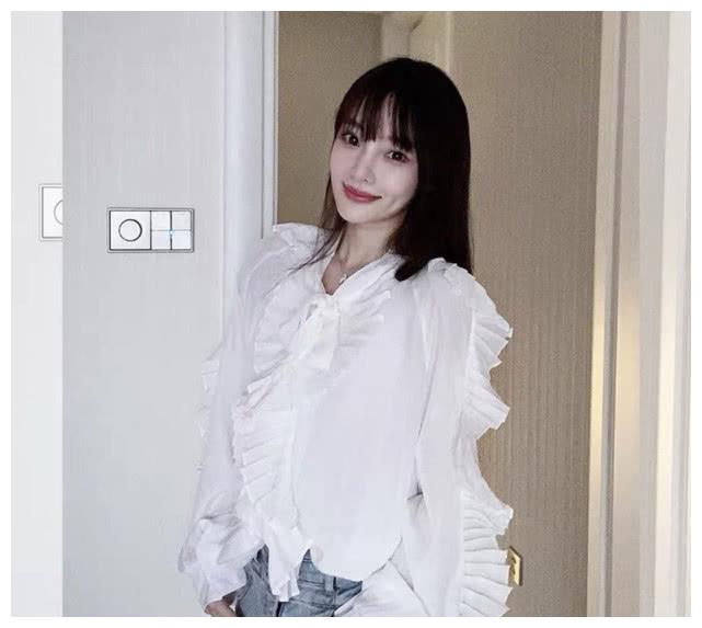 李小璐正式复工拍最新写真，穿木耳边衬衫配紧身牛仔腰细腿长