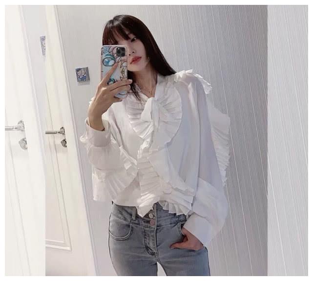 李小璐正式复工拍最新写真，穿木耳边衬衫配紧身牛仔腰细腿长