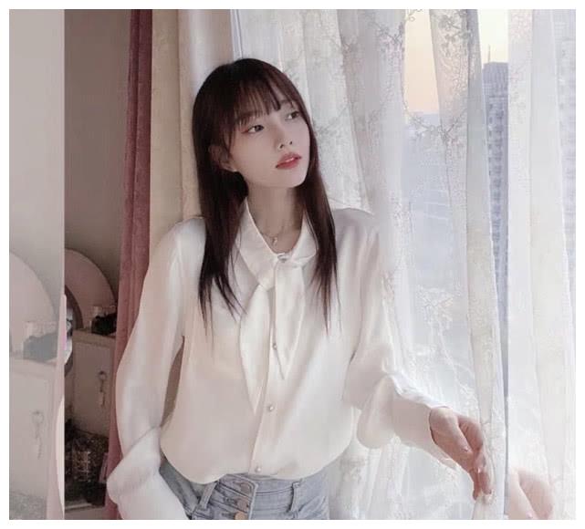 李小璐正式复工拍最新写真，穿木耳边衬衫配紧身牛仔腰细腿长