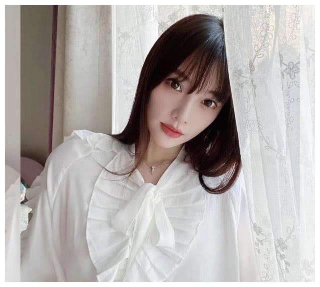 李小璐正式复工拍最新写真，穿木耳边衬衫配紧身牛仔腰细腿长