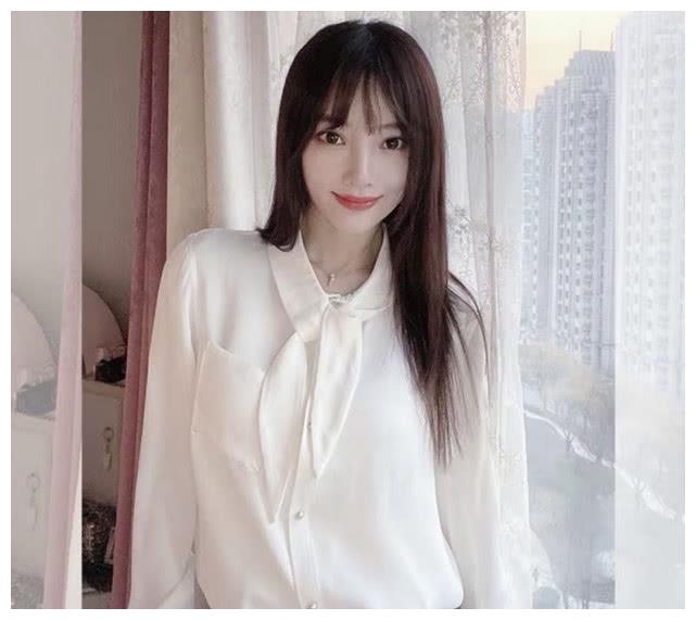李小璐正式复工拍最新写真，穿木耳边衬衫配紧身牛仔腰细腿长