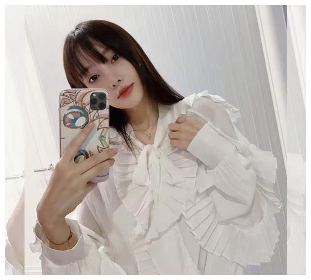 李小璐正式复工拍最新写真，穿木耳边衬衫配紧身牛仔腰细腿长