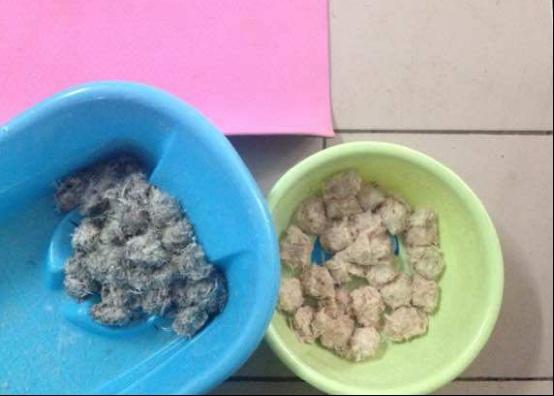 旧羽绒服扔掉太浪费了，手巧的主妇把它做成被子，盖着暖和又省钱