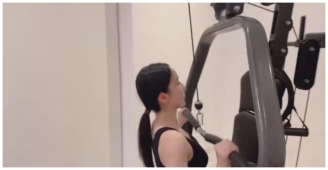 娄艺潇疫情期间健身，几组运动下来健身器材报废了，不愧是胡一菲