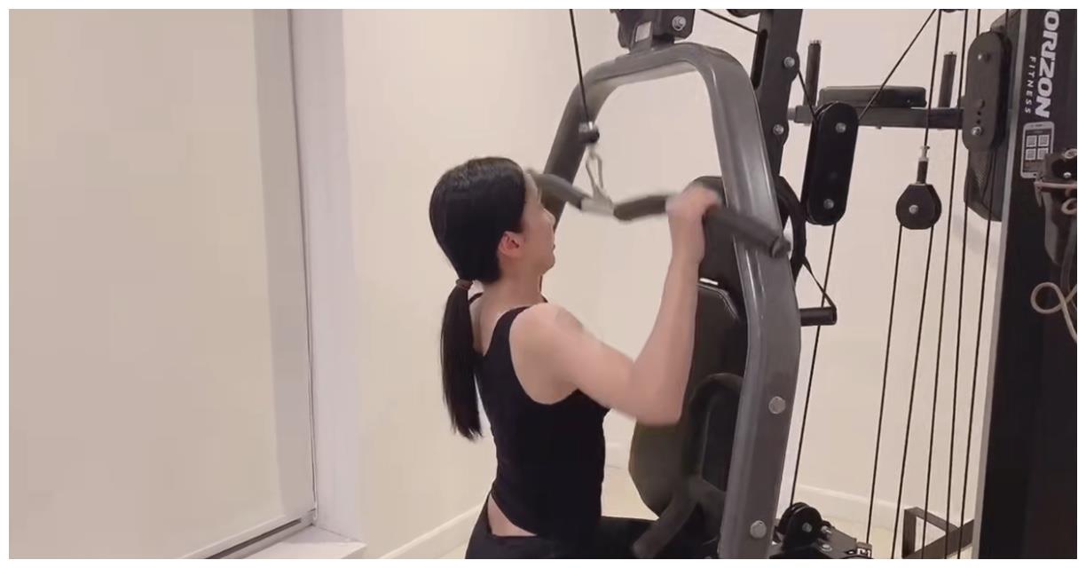 娄艺潇疫情期间健身，几组运动下来健身器材报废了，不愧是胡一菲