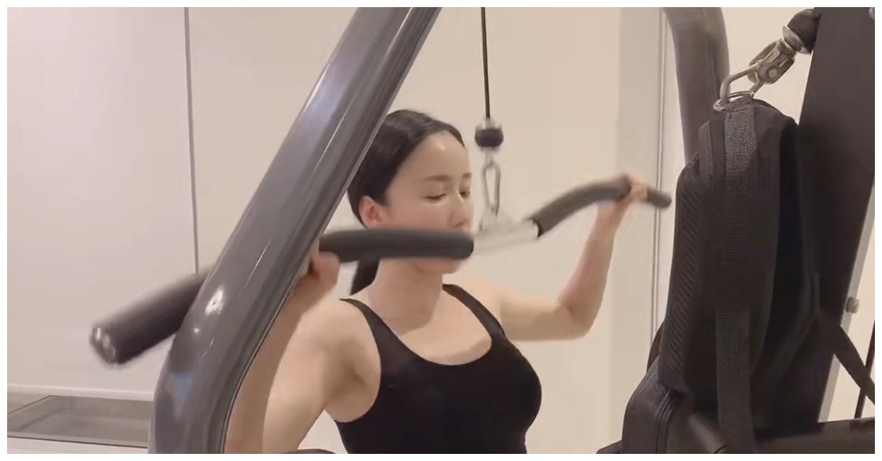 娄艺潇疫情期间健身，几组运动下来健身器材报废了，不愧是胡一菲