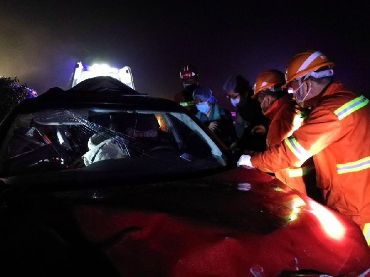 惊险!除雪途中遇险情  河南高速养护人员迅速伸出援手