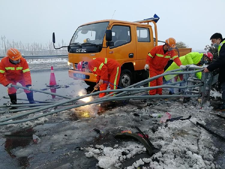惊险!除雪途中遇险情  河南高速养护人员迅速伸出援手