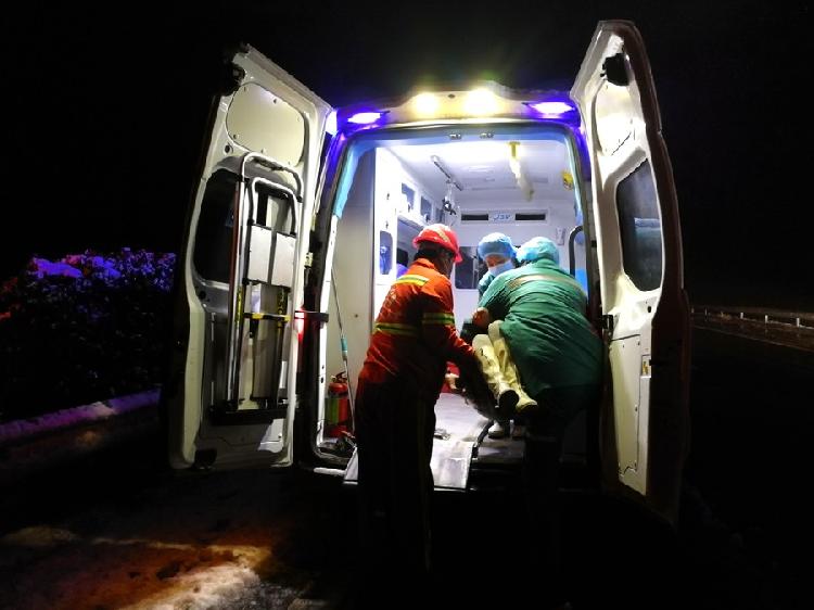 惊险!除雪途中遇险情  河南高速养护人员迅速伸出援手