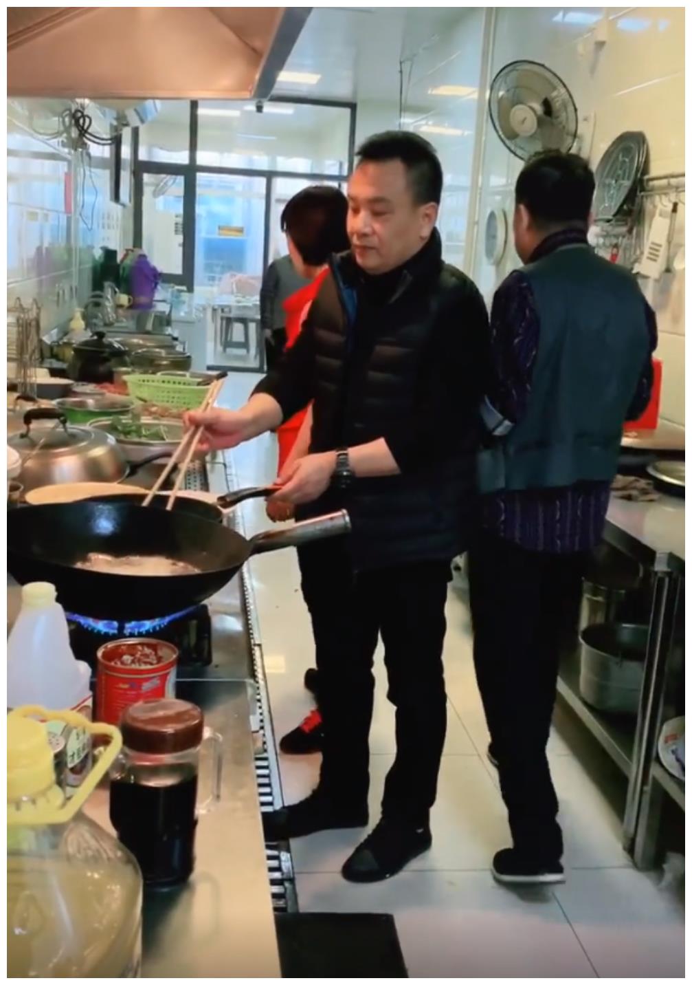 杨少华父子豪宅曝光，3层小楼古董遍地超奢华，院子比公园都大