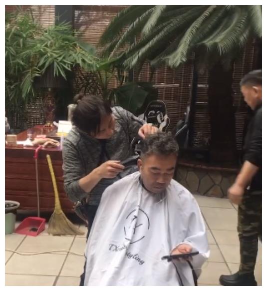 杨少华父子豪宅曝光，3层小楼古董遍地超奢华，院子比公园都大