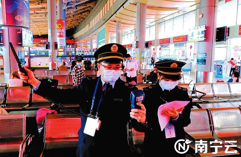 南宁市卫生计生监督所突击检查车站及附近酒店 发现口罩回收桶未密封处理