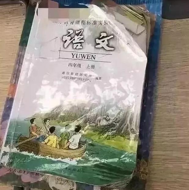 妈妈帮儿子整理书包，却翻出一堆“奇怪”的文具，网友：同款孩子