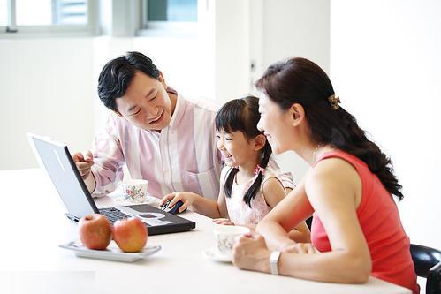 妈妈帮儿子整理书包，却翻出一堆“奇怪”的文具，网友：同款孩子