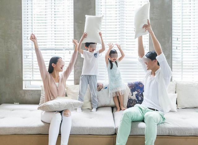 妈妈帮儿子整理书包，却翻出一堆“奇怪”的文具，网友：同款孩子