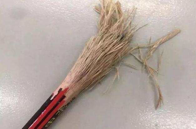 妈妈帮儿子整理书包，却翻出一堆“奇怪”的文具，网友：同款孩子