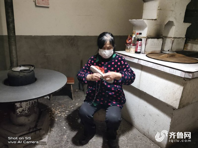 闪电直击|大别山里村民连夜缝制鞋垫送山东医疗队队员
