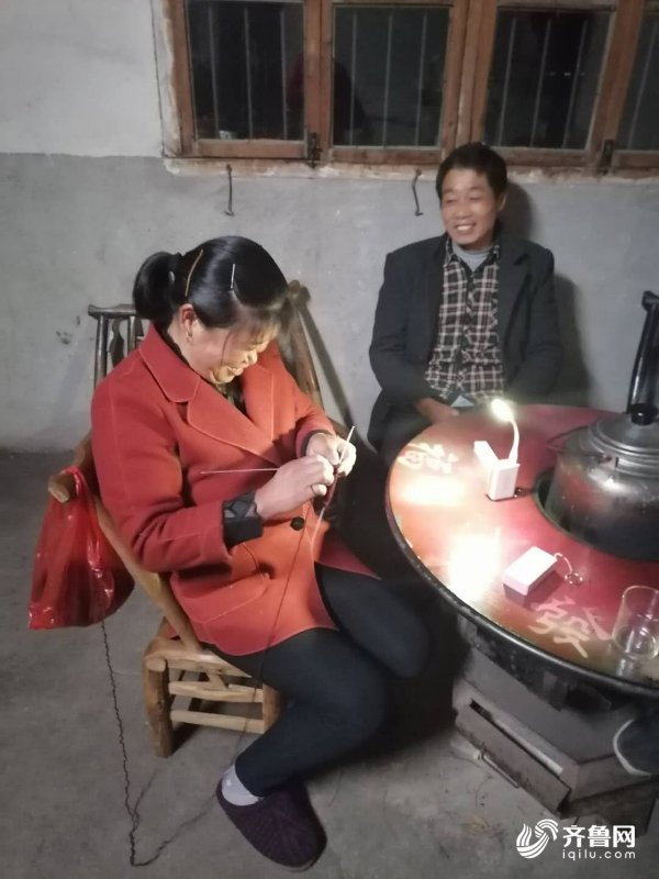 闪电直击|大别山里村民连夜缝制鞋垫送山东医疗队队员