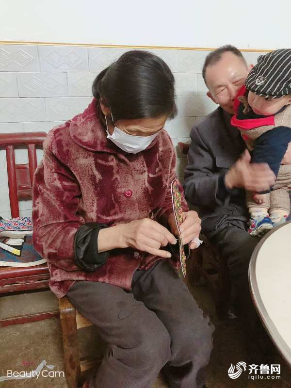 闪电直击|大别山里村民连夜缝制鞋垫送山东医疗队队员