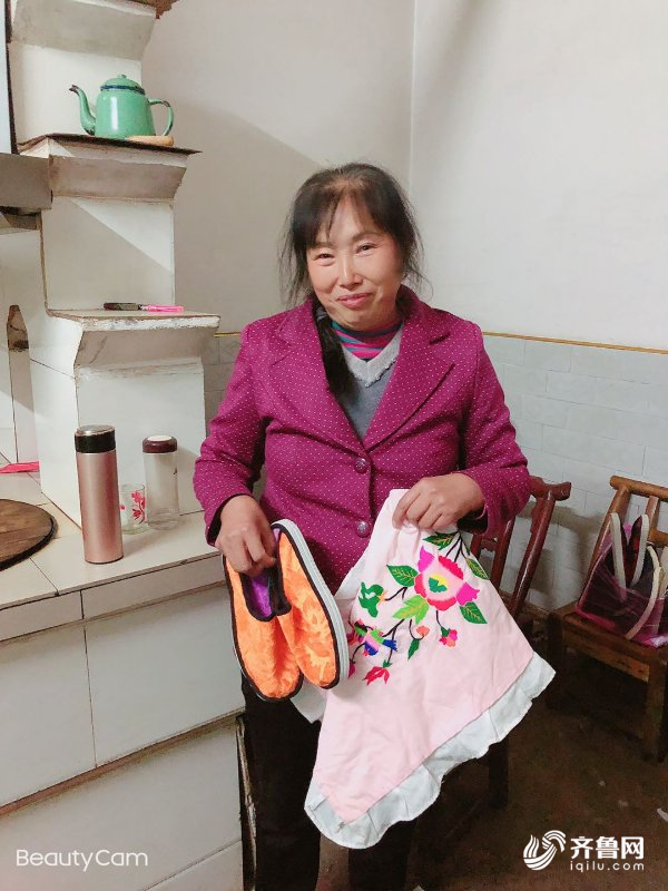 闪电直击|大别山里村民连夜缝制鞋垫送山东医疗队队员
