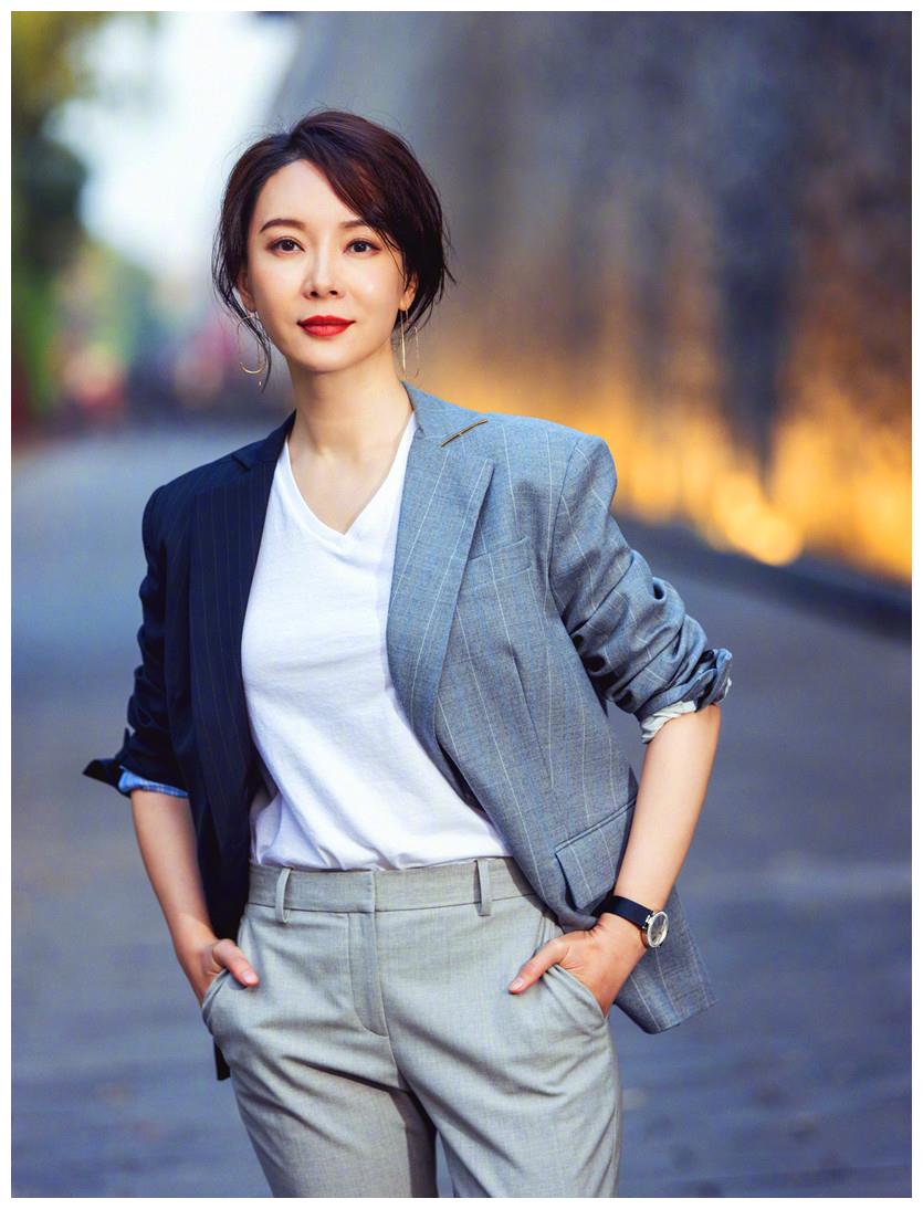 陈数拍西装大片心真大，里面只穿一件内衣，身材真有料！