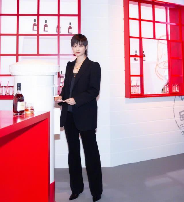 李宇春这套红中带橘的套装，面料是皮质，显得人更加有气质