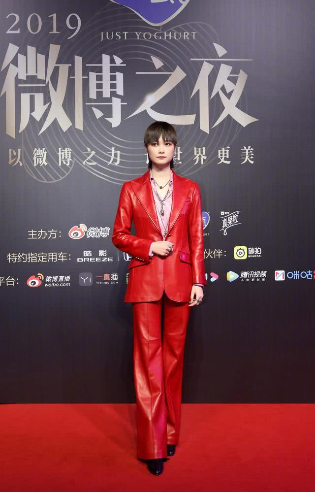 李宇春这套红中带橘的套装，面料是皮质，显得人更加有气质